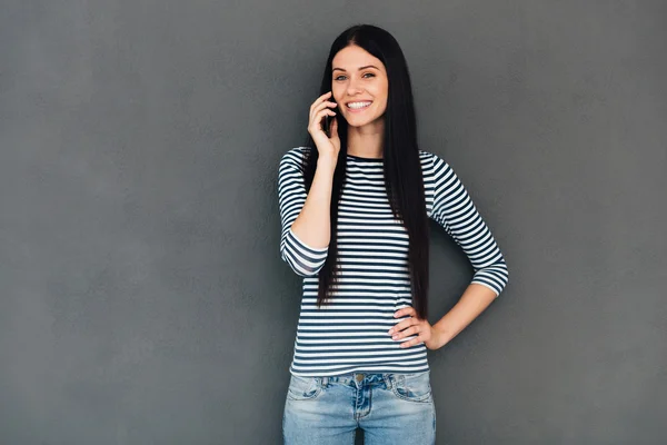 Mujer hablando en el teléfono móvil —  Fotos de Stock