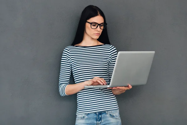 Vrouw werkt op laptop — Stockfoto