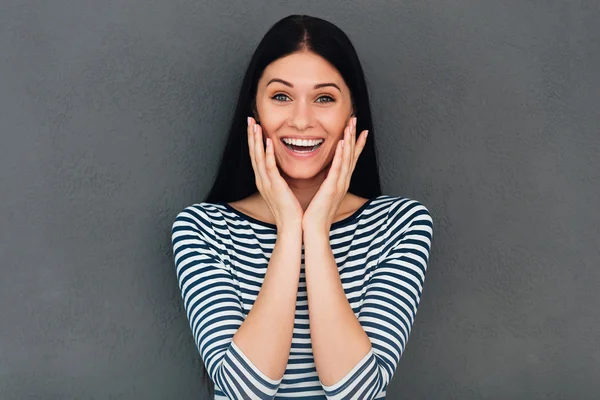 Frau berührt ihr Gesicht — Stockfoto