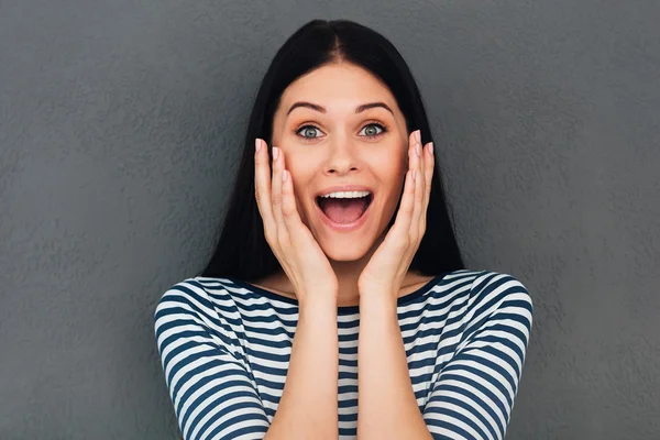 Vrouw haar gezicht aan te raken en glimlachend tijdje — Stockfoto