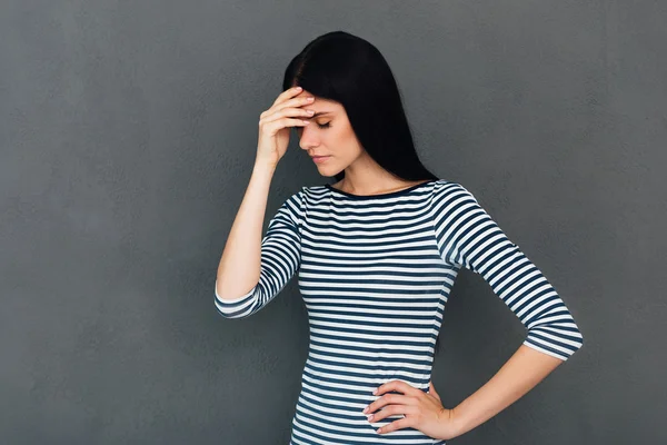 Frau berührt ihren Kopf und hält Augen geschlossen — Stockfoto