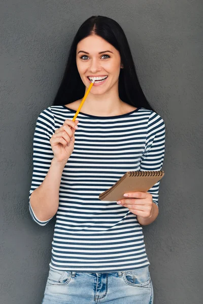 Mulher segurando bloco de notas — Fotografia de Stock