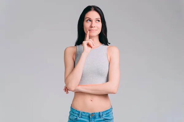 Frau hält Hand am Kinn — Stockfoto