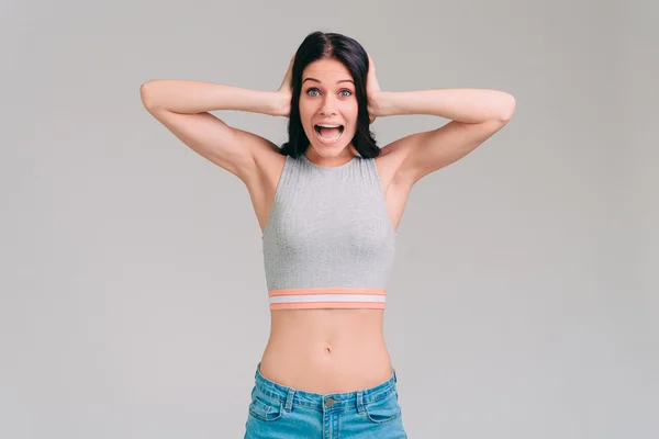 Mujer manteniendo la boca abierta —  Fotos de Stock