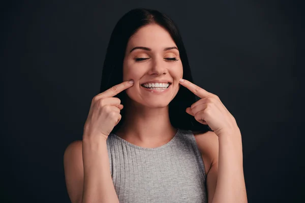 Vrouw houden de ogen gesloten en glimlachen — Stockfoto