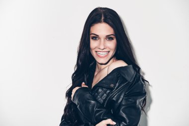 Bunca deri ceketli genç kadın 