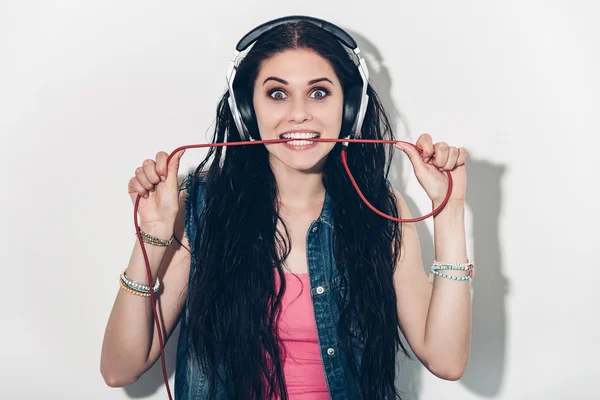 Woman słuchawki prowadzenia drutu w ustach — Zdjęcie stockowe