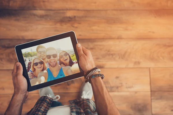 Homme utilisant la vidéoconférence — Photo