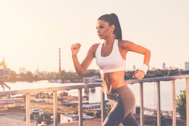 çalışan genç bir kadın 