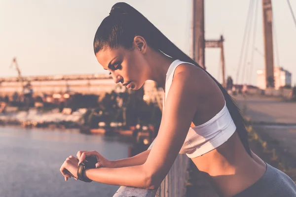 Mujer mirando su reloj de pulsera — Foto de Stock