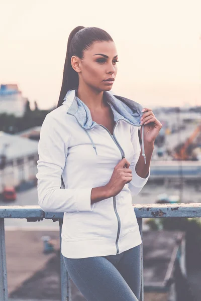 Mujer ajustando su ropa deportiva — Foto de Stock