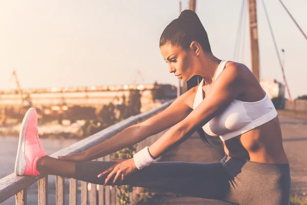 Mulher se alongando antes de correr — Fotografia de Stock