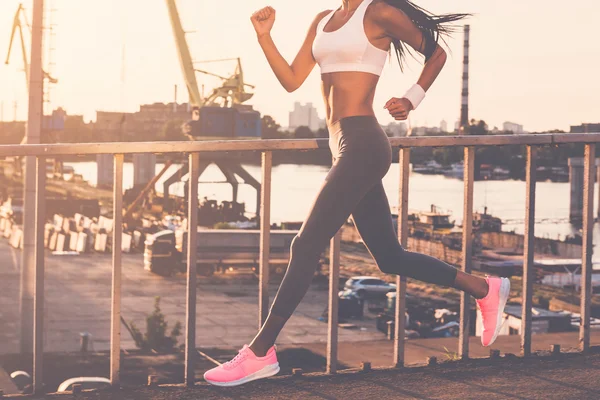 Mujer joven corriendo —  Fotos de Stock