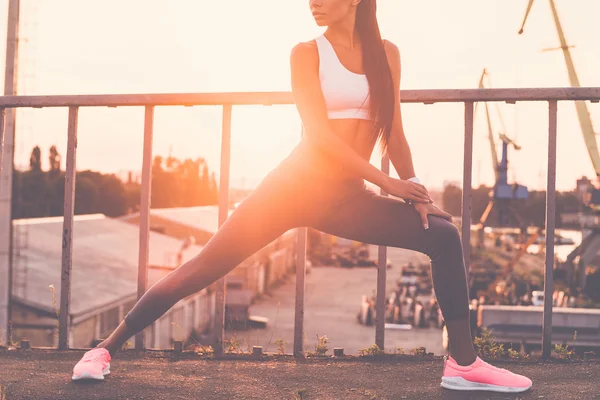 Femme faisant des exercices d'étirement Images De Stock Libres De Droits