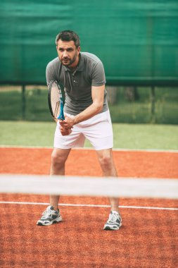 Tenis oynayan adam