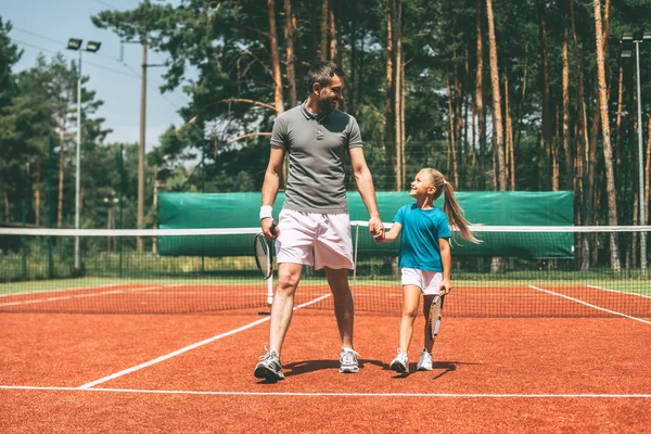 Padre enseñando a su hija a jugar tenis — Foto de Stock