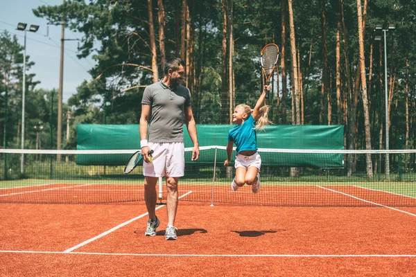 Vader en dochter op de tennisbaan — Stockfoto