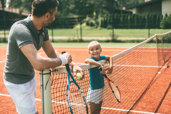 Baba ve kızı tenis kortunda. — Stok fotoğraf