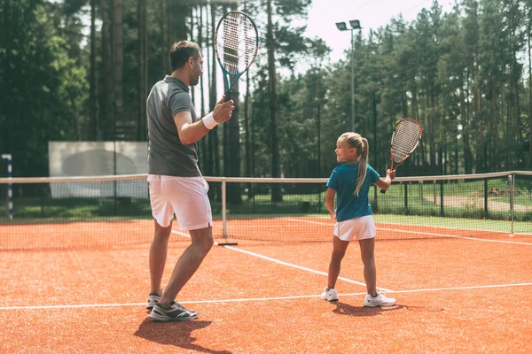 Babası kızının Tenis oynamak için öğretim — Stok fotoğraf