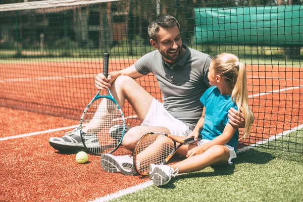 Father and daughter on tennis court — Stock Photo, Image