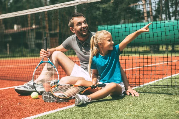 Vader en dochter op de tennisbaan — Stockfoto