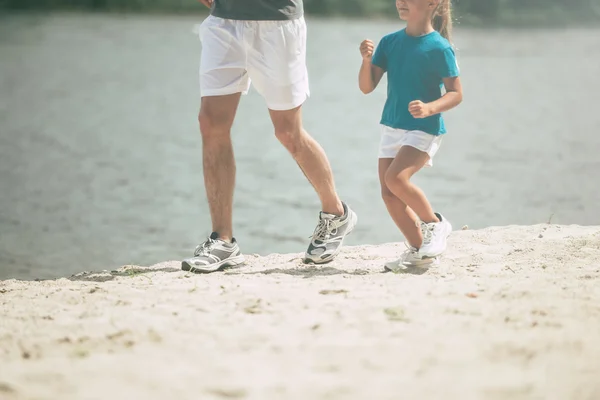 Jogging père et fille au bord de la rivière — Photo