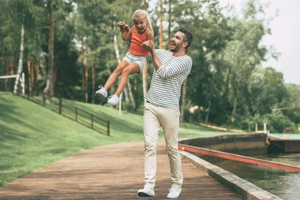 Vader en dochter plezier in het park — Stockfoto