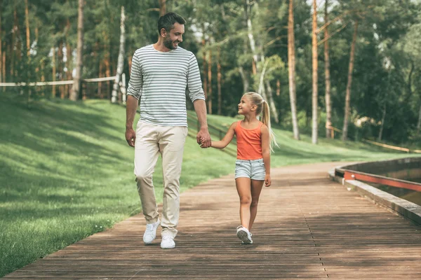 Baba ve kızı parkta yürüyor. — Stok fotoğraf