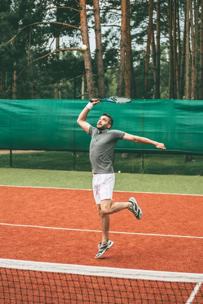 Człowiek grający w tenisa — Zdjęcie stockowe