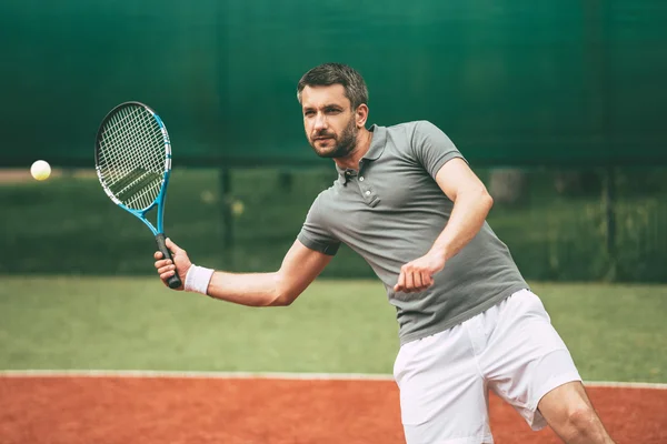 Muž hraje tenis — Stock fotografie