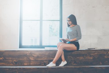 Dijital tablet tutan kadın 