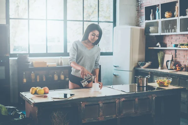 Vrouw gieten koffie — Stockfoto