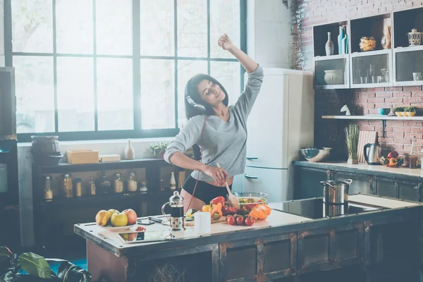 Kvinnan matlagning sallad och dans — Stockfoto