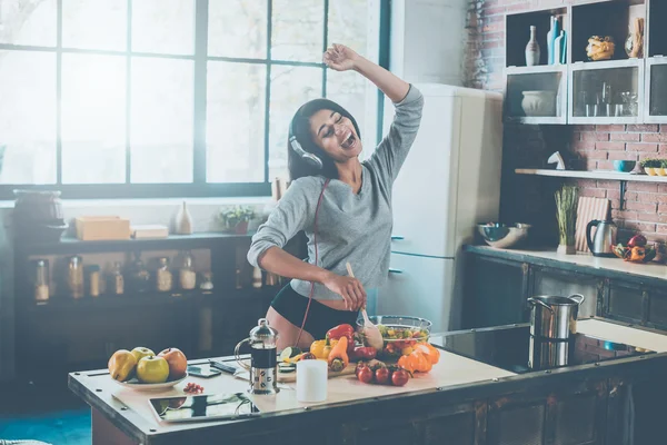 Kvinnan matlagning sallad och dans — Stockfoto