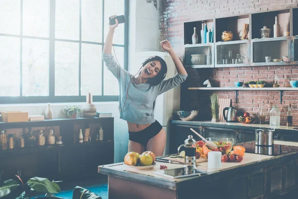 Femme dansant dans la cuisine — Photo