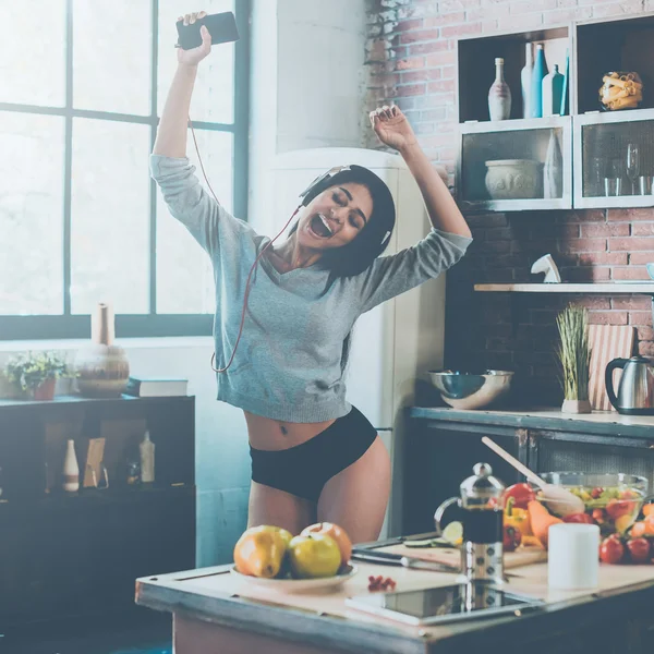 Kvinna dansar i kök — Stockfoto