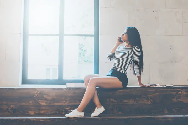 Mujer hablando en el teléfono móvil —  Fotos de Stock