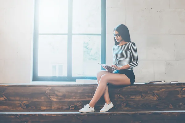 Mujer sosteniendo tableta digital — Foto de Stock