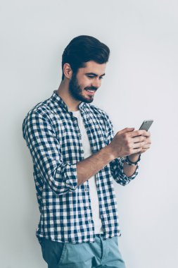 Akıllı telefon tutan adam.