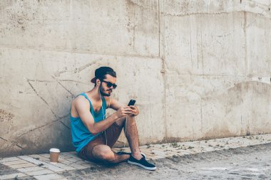 Akıllı telefon tutan adam. 