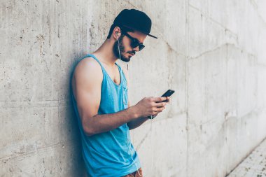 Akıllı telefon tutan adam. 