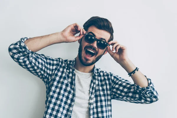 Hombre ajustando sus gafas de sol — Foto de Stock