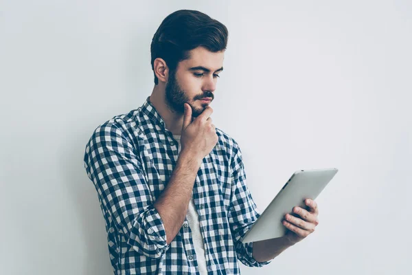 Homem olhando para tablet digital — Fotografia de Stock