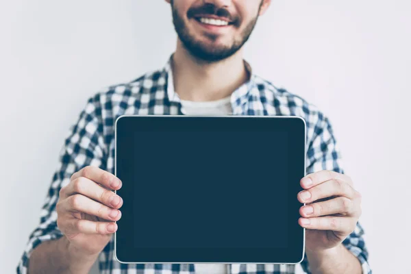 Homem mostrando tablet digital — Fotografia de Stock