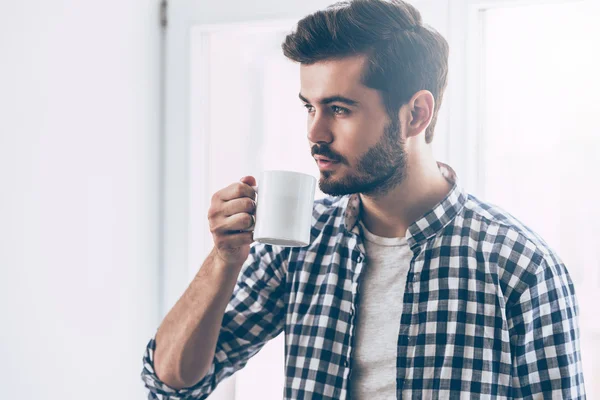 Homem com xícara de café — Fotografia de Stock