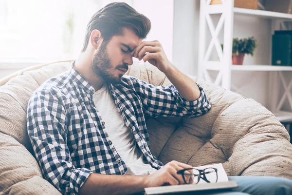 Mann mit Buch — Stockfoto