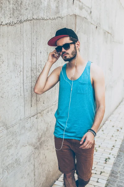 Hombre sosteniendo el teléfono inteligente —  Fotos de Stock