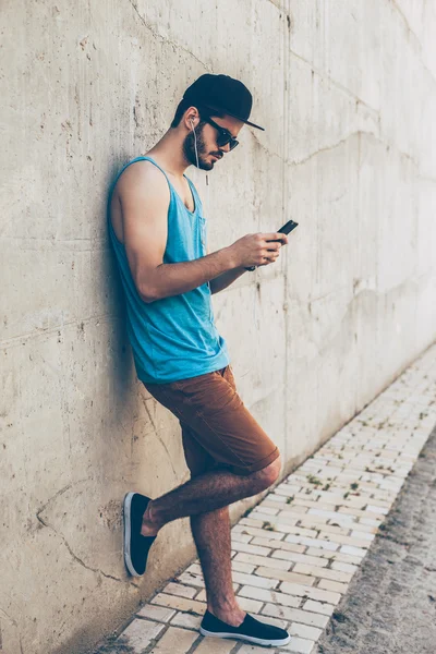 Hombre sosteniendo el teléfono inteligente —  Fotos de Stock