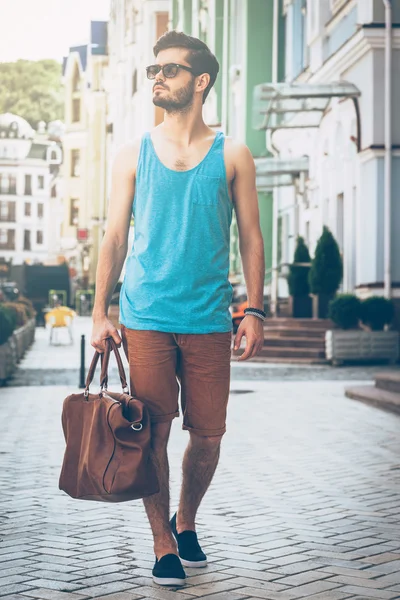 Man  carrying bag — Stock Photo, Image