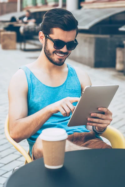 Homem segurando tablet digital — Fotografia de Stock